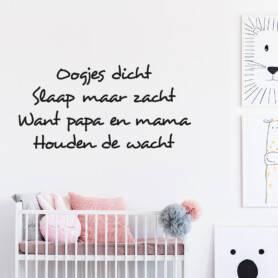 oogjes-dicht-slaap-maar-zacht-want-papa-en-mama-houden-de-wacht-muursticker oogjes-dicht-slaap-maar-zacht-want-papa-en-mama-houden-de-wacht-muursticker