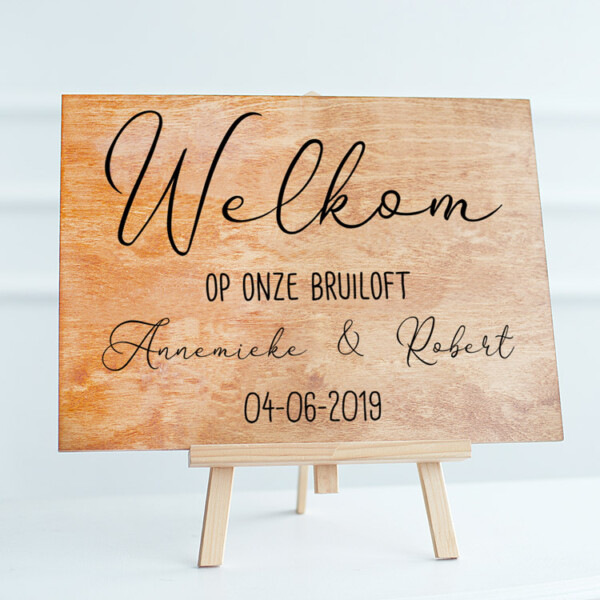 welkom-op-onze-bruiloft-sticker-hout-raam-muur-trouwsticker