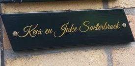 naambord-van-hout-sticker-naamsticker-voordeur-huisnummer-familienaam-goud-zwart-wit-sierlijke-letter-zelf-maken