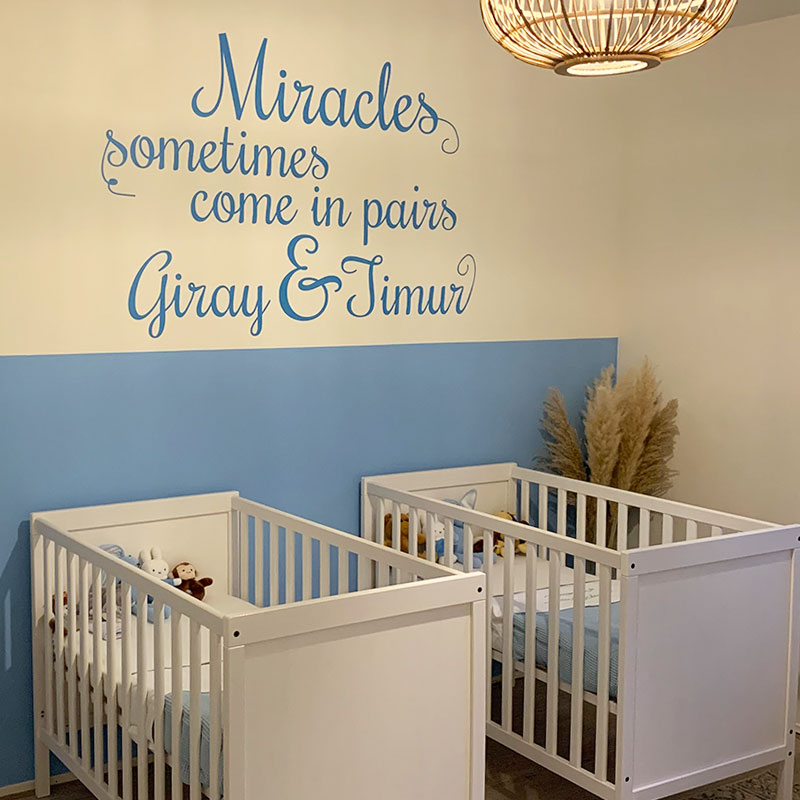 geboortesticker-raamsticker-geboren-hoera-tweeling-twins-company-jongens Geboortesticker tweeling "Miracles sometimes comes in pairs" - Afbeelding 2
