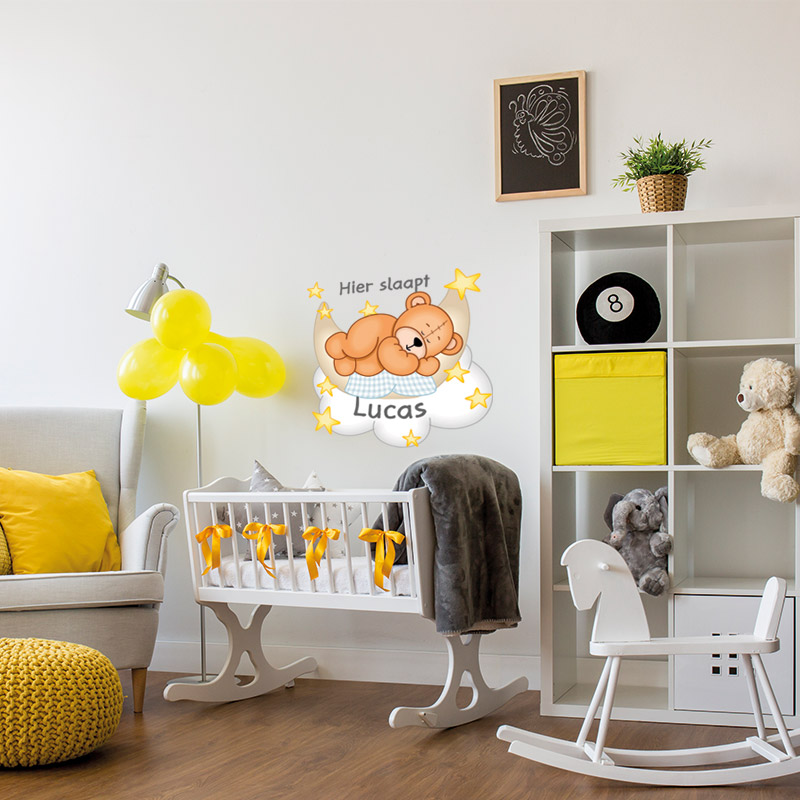 muursticker babykamer lucas hier slaapt kinderkamer ideeen naamsticker inspiratie kleuren geel Muursticker slapende beer met naam voor babykamer - Afbeelding 2