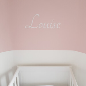 leuke muurtekst babykamer naamsticker wanddecoratie muurdecoratie roze wit zacht lief ideeen inspiratie