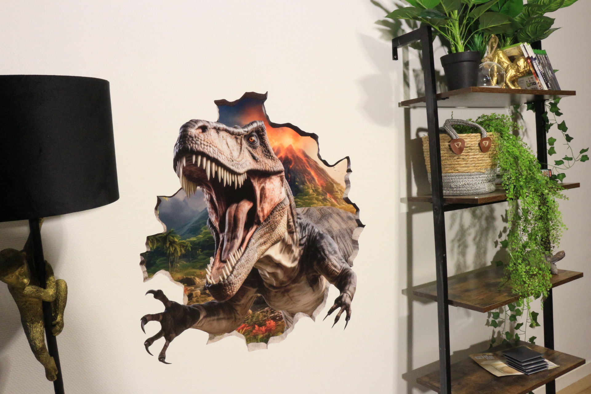 Muursticker dinosaurus klimt uit muur 3d effect kinderkamer jongenskamer stoer spannend groot en klein verschillende formaten realistisch opvallende kleuren echte foto Muursticker dinosaurus klimt uit muur 3d effect kinderkamer jongenskamer stoer spannend groot en klein verschillende formaten realistisch opvallende kleuren echte foto